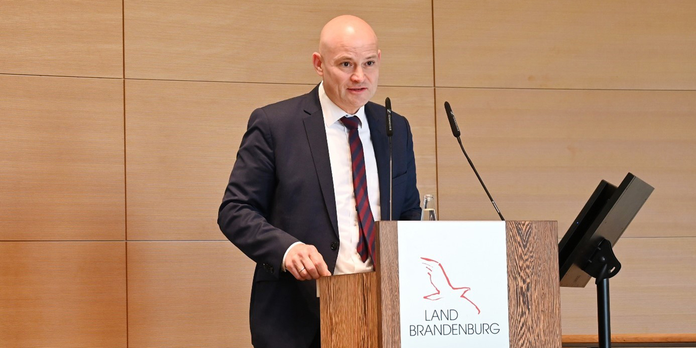 öffnet Foto von Staatsekretär Dr. Jörg Treffke (Ministerium des Innern und für Kommunales) beim Grußwort